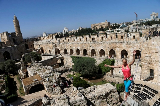 Wanita ini langkahi museum kuno di Yerusalem dengan cara ekstrem
