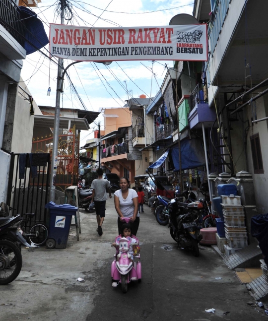 Warga Luar Batang pasang spanduk tolak penggusuran