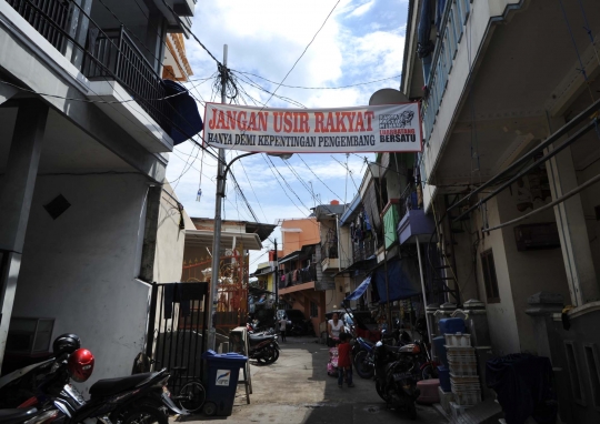 Warga Luar Batang pasang spanduk tolak penggusuran