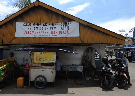 Warga Luar Batang pasang spanduk tolak penggusuran