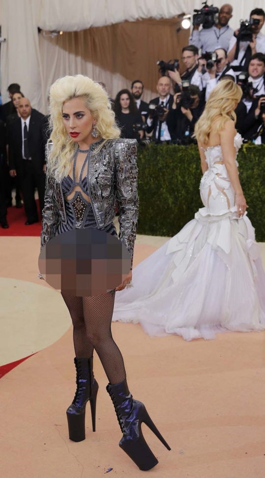 Gaya senonoh Lady Gaga hadir di Met Gala mengenakan celana dalam
