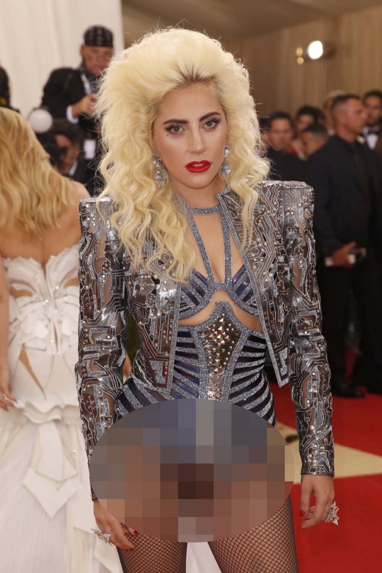 Gaya senonoh Lady Gaga hadir di Met Gala mengenakan celana dalam