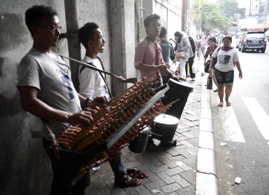 Potret perjuangan pengamen bertahan hidup melawan kerasnya Jakarta