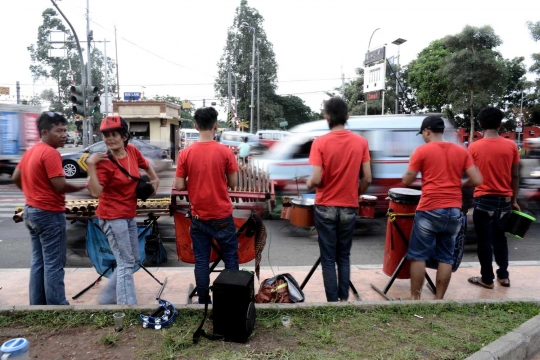 Potret perjuangan pengamen bertahan hidup melawan kerasnya Jakarta