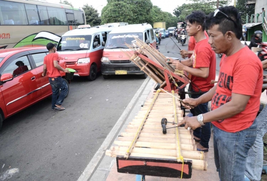 Potret perjuangan pengamen bertahan hidup melawan kerasnya Jakarta