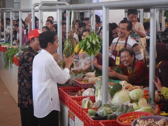 Resmikan Pasar Manis Purwokerto, Jokowi borong petai dan mendoan