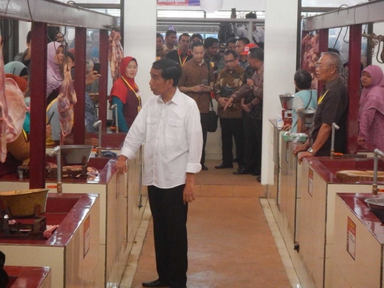 Resmikan Pasar Manis Purwokerto, Jokowi borong petai dan mendoan