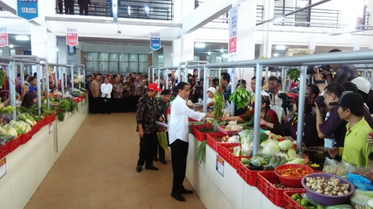 Resmikan Pasar Manis Purwokerto, Jokowi borong petai dan mendoan