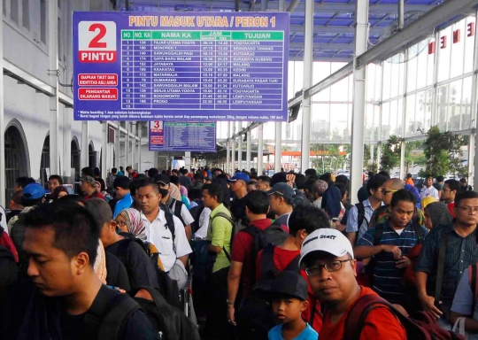 Libur panjang, Stasiun Pasar Senen dipadati ribuan penumpang
