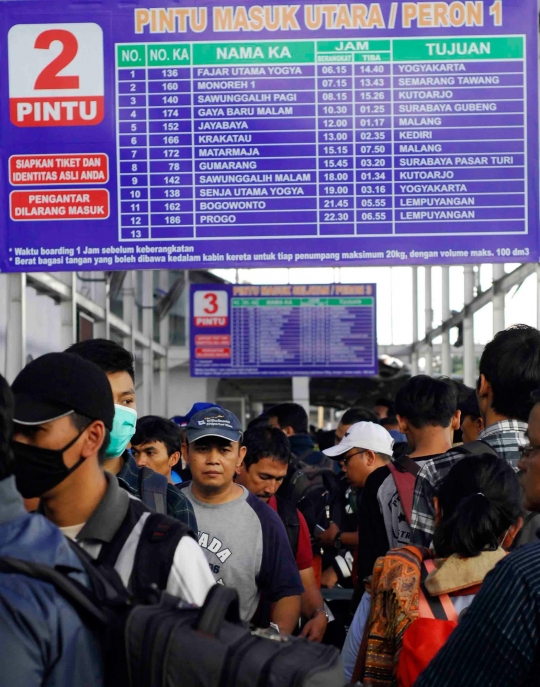 Libur panjang, Stasiun Pasar Senen dipadati ribuan penumpang