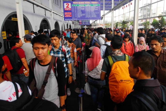 Libur panjang, Stasiun Pasar Senen dipadati ribuan penumpang
