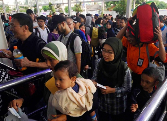 Libur panjang, Stasiun Pasar Senen dipadati ribuan penumpang