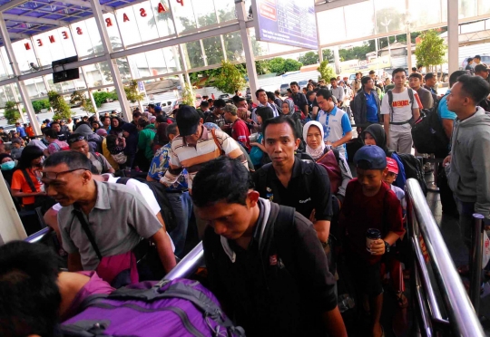 Libur panjang, Stasiun Pasar Senen dipadati ribuan penumpang