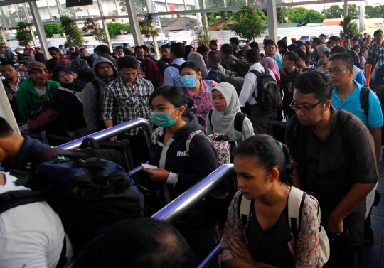 Libur panjang, Stasiun Pasar Senen dipadati ribuan penumpang