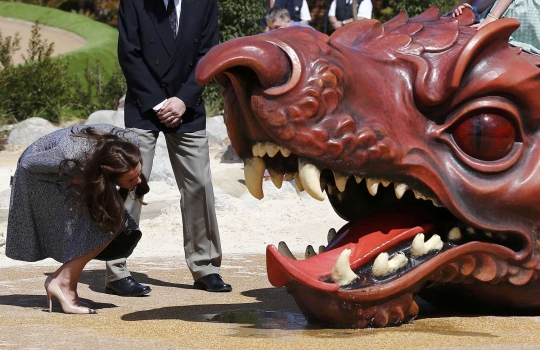 Gaya penasaran Kate Middleton melihat mulut naga di Magic Garden