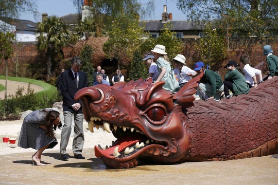 Gaya penasaran Kate Middleton melihat mulut naga di Magic Garden