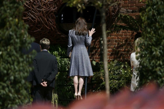 Gaya penasaran Kate Middleton melihat mulut naga di Magic Garden