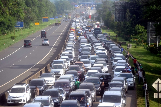 Penampakan kemacetan di pintu Tol Gadog hingga puluhan kilometer