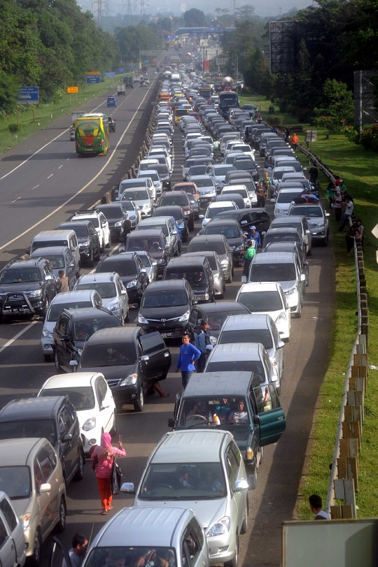 Penampakan kemacetan di pintu Tol Gadog hingga puluhan kilometer