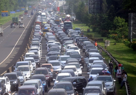 Penampakan kemacetan di pintu Tol Gadog hingga puluhan kilometer