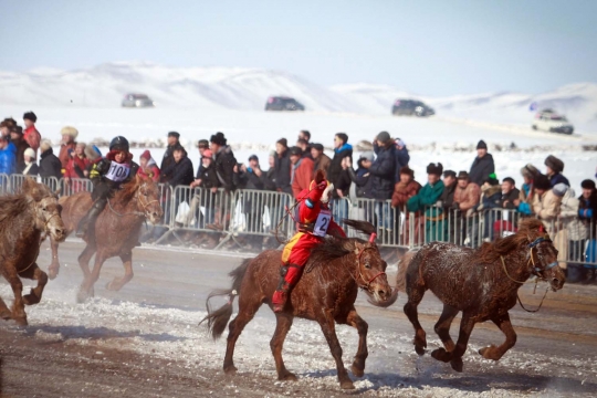 Aksi anak-anak Mongolia balapan kuda di tengah gurun salju