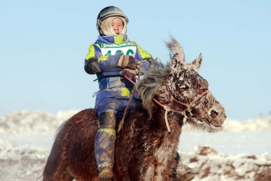 Aksi anak-anak Mongolia balapan kuda di tengah gurun salju