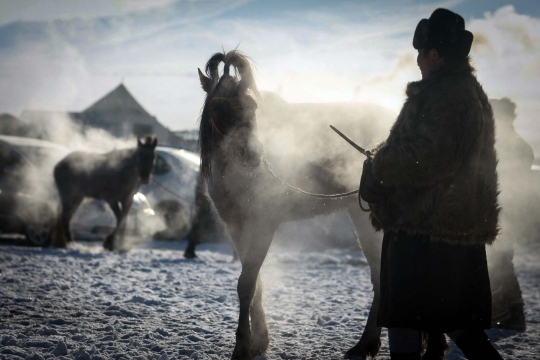 Aksi anak-anak Mongolia balapan kuda di tengah gurun salju