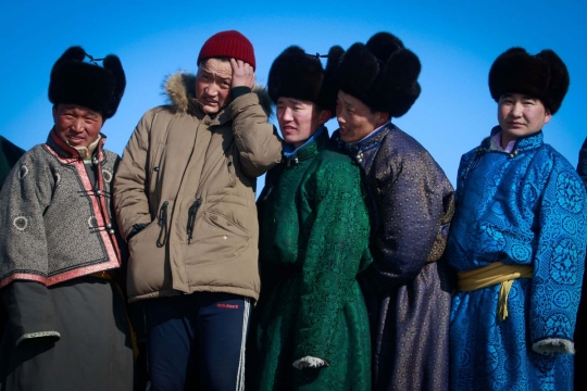 Aksi anak-anak Mongolia balapan kuda di tengah gurun salju