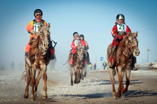 Aksi anak-anak Mongolia balapan kuda di tengah gurun salju