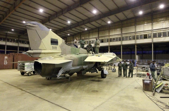 Mengintip tempat reparasi jet tempur militer Libya