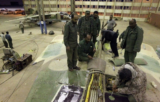 Mengintip tempat reparasi jet tempur militer Libya