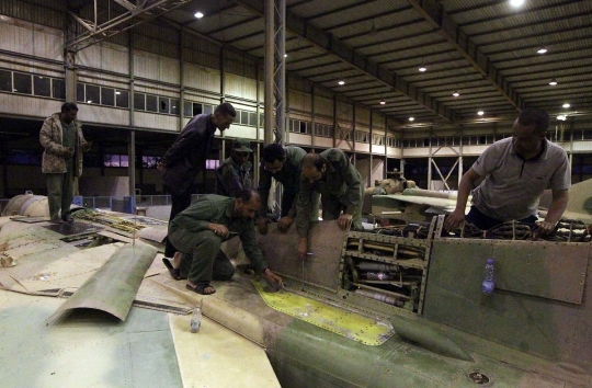 Mengintip tempat reparasi jet tempur militer Libya