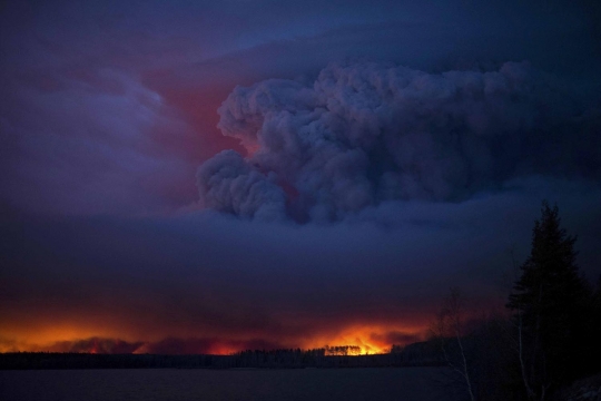 Pemandangan dari luar angkasa Kanada diselimuti asap pekat