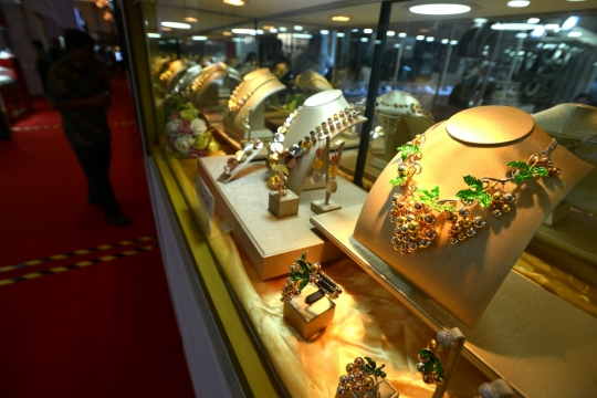 Gemerlap perhiasan mewah di Jakarta International Jewellery Festival