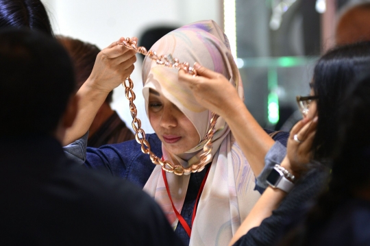 Gemerlap perhiasan mewah di Jakarta International Jewellery Festival