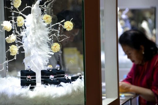 Gemerlap perhiasan mewah di Jakarta International Jewellery Festival