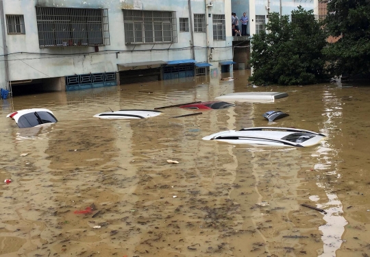 Parahnya banjir di China sampai tenggelamkan mobil