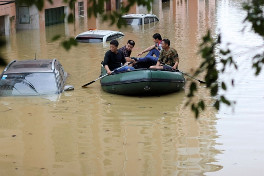 Parahnya banjir di China sampai tenggelamkan mobil