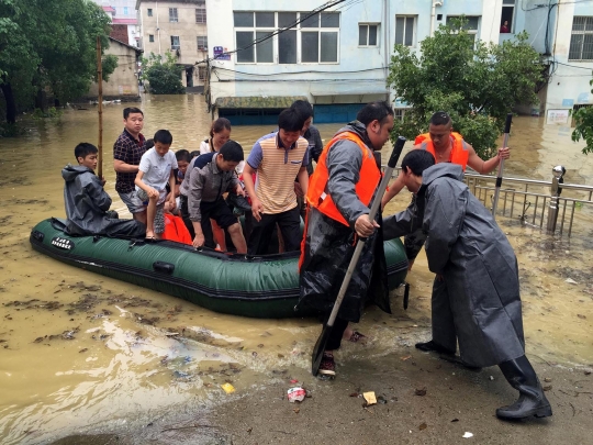 Parahnya banjir di China sampai tenggelamkan mobil