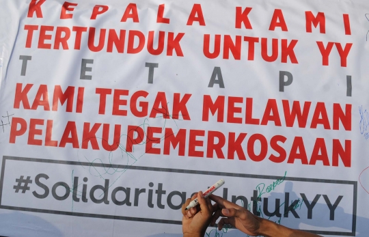 Aksi solidaritas untuk Yuyun di Bundaran HI