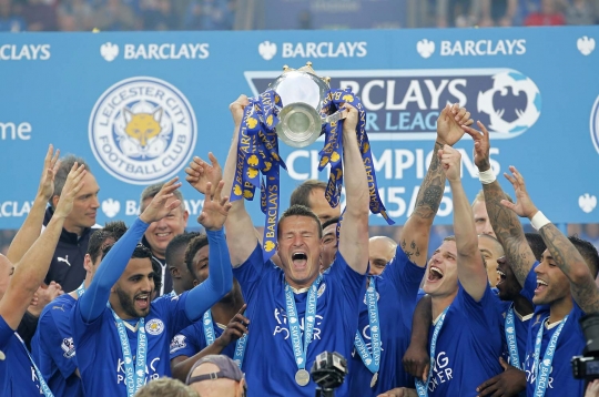 Kegembiraan pemain Leicester City angkat trofi Liga Inggris