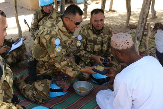 Pasukan Garuda bagikan Alquran dan baju batik di Darfur