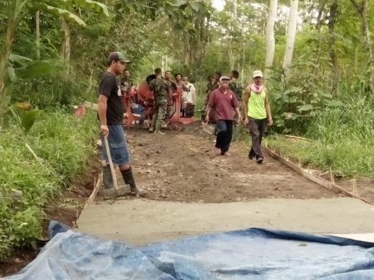 Kebersamaan TNI dan warga gotong-royong bangun jalur evakuasi Merapi