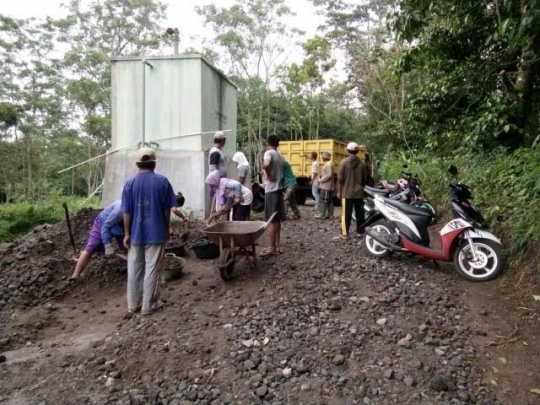 Kebersamaan TNI dan warga gotong-royong bangun jalur evakuasi Merapi