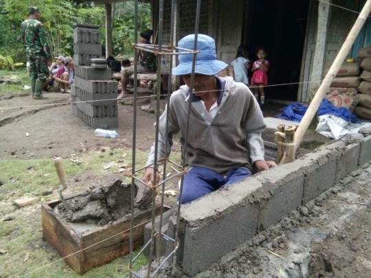 Kebersamaan TNI dan warga gotong-royong bangun jalur evakuasi Merapi