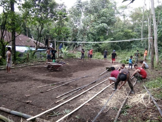 Kebersamaan TNI dan warga gotong-royong bangun jalur evakuasi Merapi