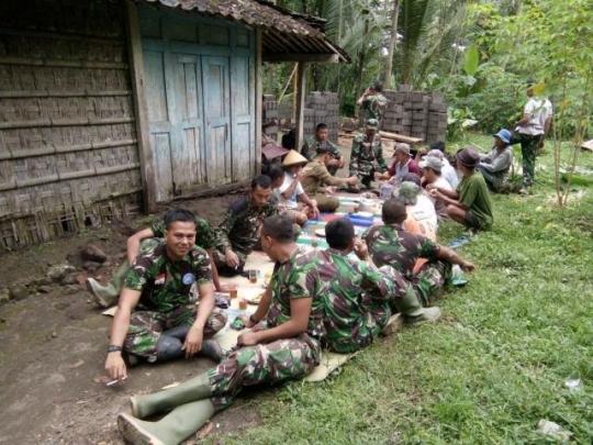 Kebersamaan TNI dan warga gotong-royong bangun jalur evakuasi Merapi