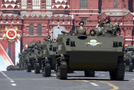 Parade tank kelas kakap Rusia di Hari Kemenangan ke-71