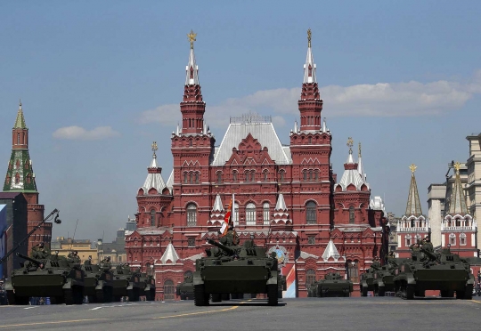 Parade tank kelas kakap Rusia di Hari Kemenangan ke-71