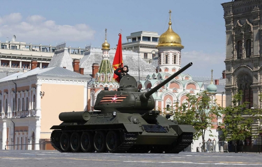 Parade tank kelas kakap Rusia di Hari Kemenangan ke-71